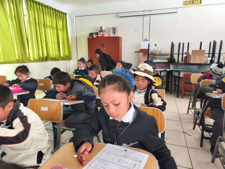 Estudiantes rindiendo la olimpiada de matemática